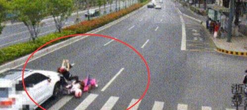 车祸停车场吃瓜,停车场成意外目击者聚集地