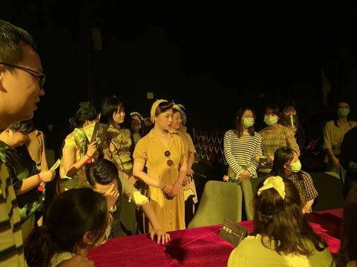 国外吃瓜路人,揭秘国外路人的趣味生活