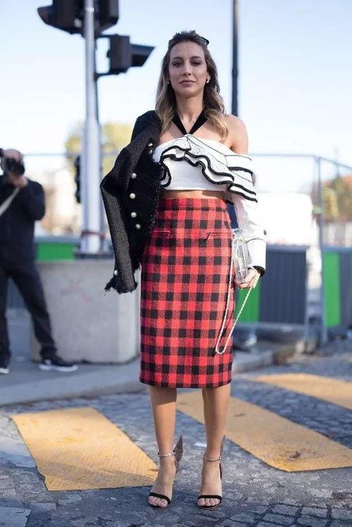 一字肩吃瓜,解锁夏日吃瓜新时尚  第2张