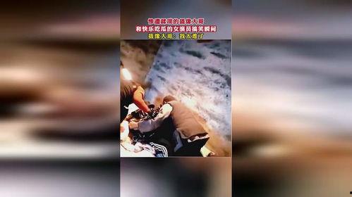 父女吃瓜搞笑瞬间,笑料百出，温馨满满