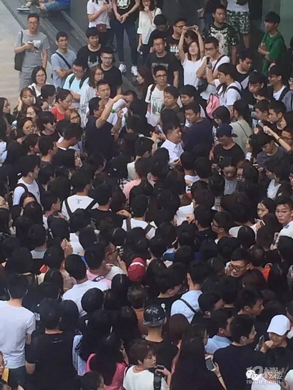 群众排队吃瓜的视频,民众热情围观，共享夏日清凉时光  第2张